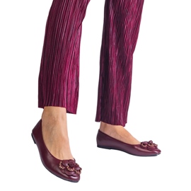 Burgunderrote Ballerinas, verziert mit einer Blume