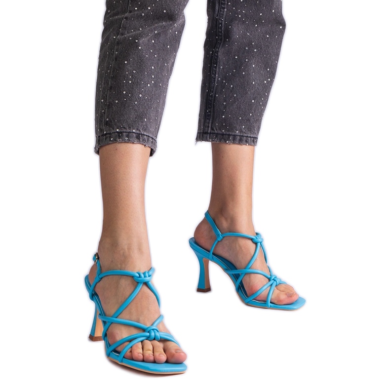 Blaue Sandalen mit hohen Absätzen und quadratischer Spitze