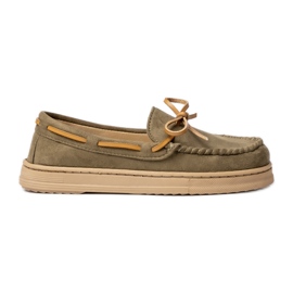 Frauen mit grünem Wildleder mit einem Bug