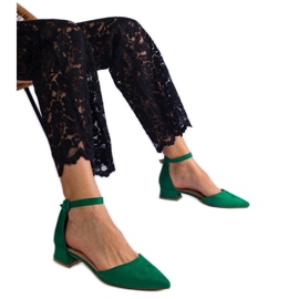 Grüne Pumpen auf einem niedrigen Pfosten