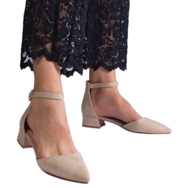 Beige Pumps mit niedrigen Absätzen