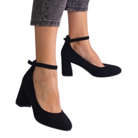 Schwarze Pumpen auf der Öko-Leder-Säule