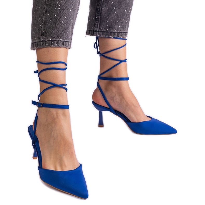 Blaue High Heels mit einer offenen Ferse um den Knöchel gebunden