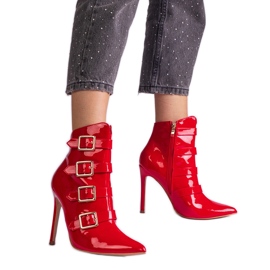 Rote Stiefel lackiert auf einer High Heel