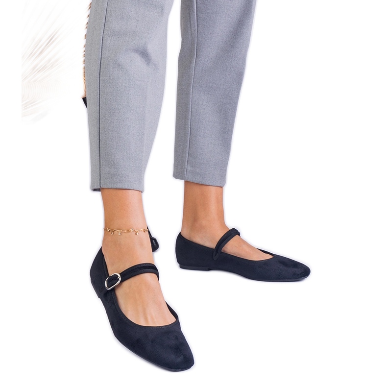 Schwarze Ballerinas mit einem Gürtel und einer quadratischen Nase