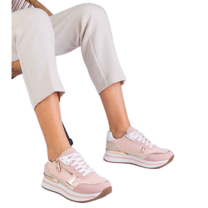 Pink Sportsneaker auf der Plattform mit goldenem Einfügen rosa