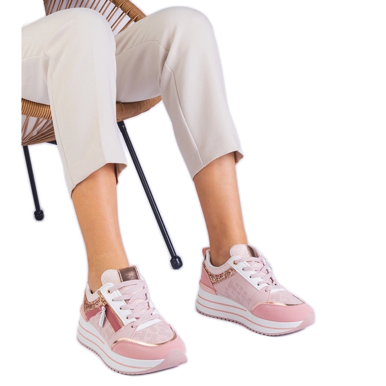 Pink Sportsneaker auf der Plattform, die mit Glitzer dekoriert sind rosa