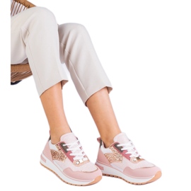 Rosa Sneaker auf der Plattform, die mit Glitzer dekoriert sind