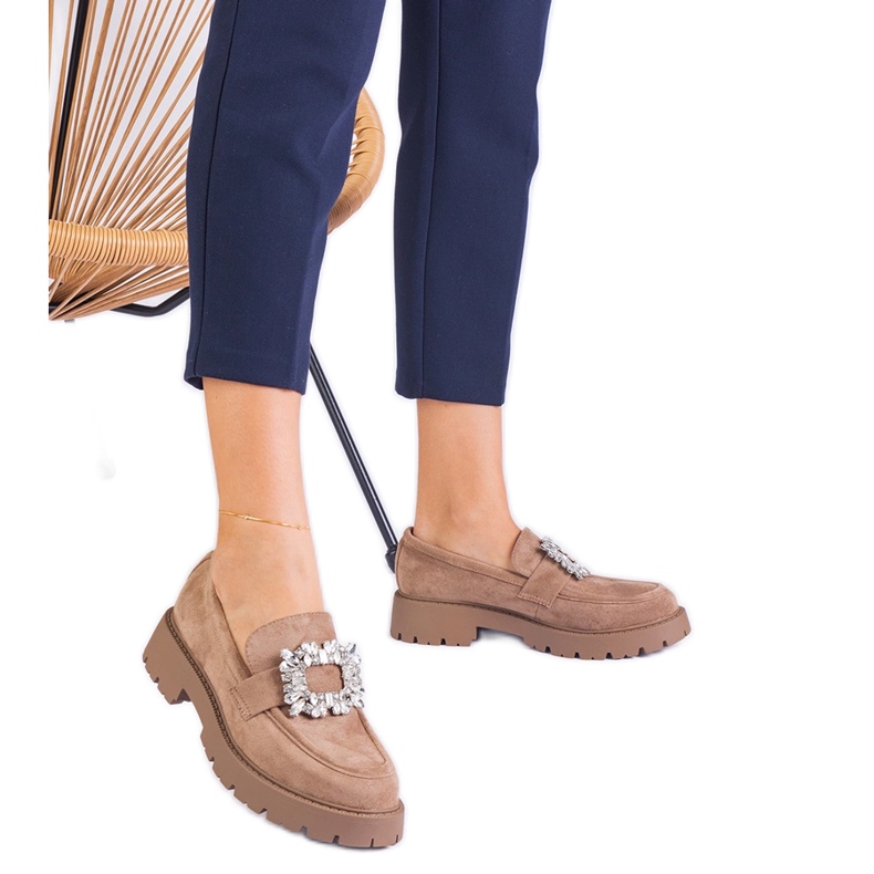 Beige -Frauen -Slipper aus Ekozamsz mit einer eleganten Dekoration