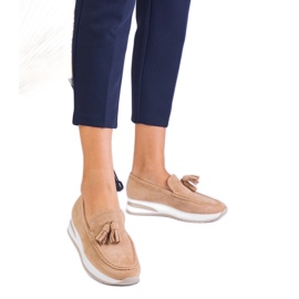 Beige Frauenlaafer auf der Plattform mit Fransen