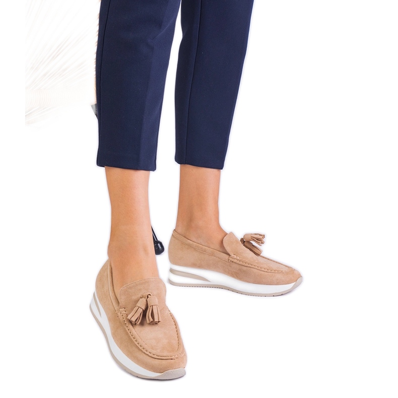 Beige Frauenlaafer auf der Plattform mit Fransen