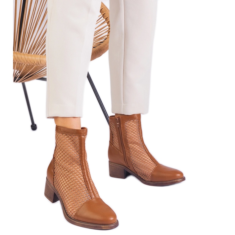 Braune Mesh -Stiefel auf dem Pfosten