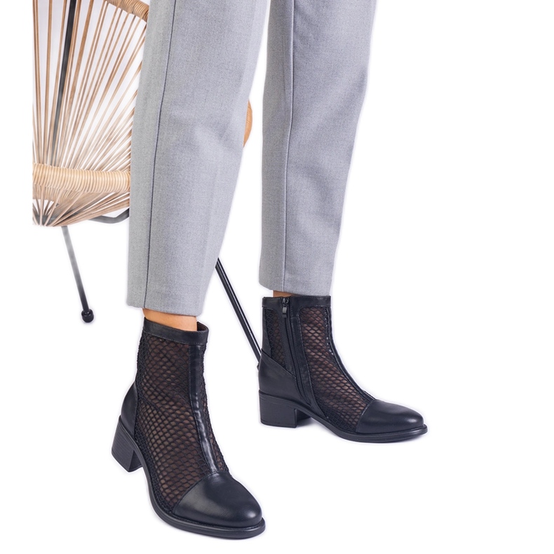 Schwarze Netzstiefel auf dem Pfosten beige