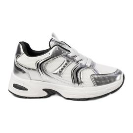 Silberne Sneaker von Frauen auf der Plattform