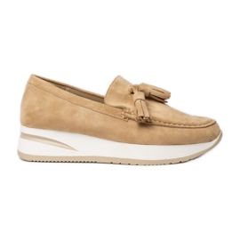 Frauenladung mit beige Stoffen