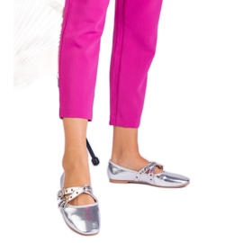 Silbermetallische Ballerinas aus Eco -Leder mit Schnallen dekoriert silber-