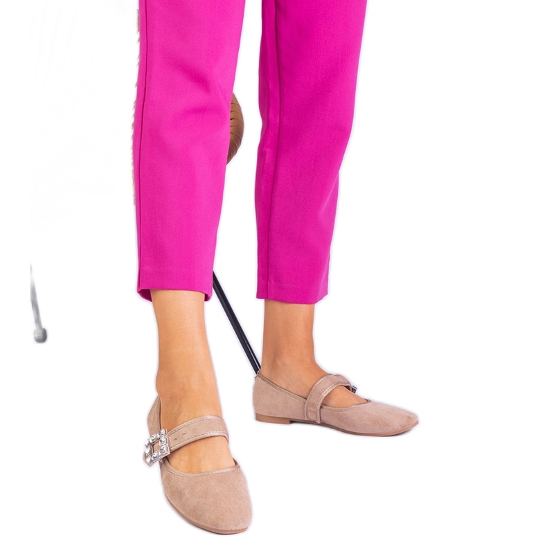 Beige Ballerinas mit einer Schnalle mit Kristallen dekoriert