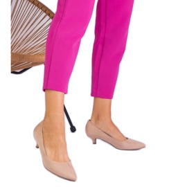 Beige Pumpen von Ekozamsz auf einem niedrigen Stift