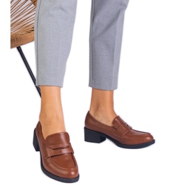 Brown Eco -Lederpumpen auf einem niedrigen Pfosten braun