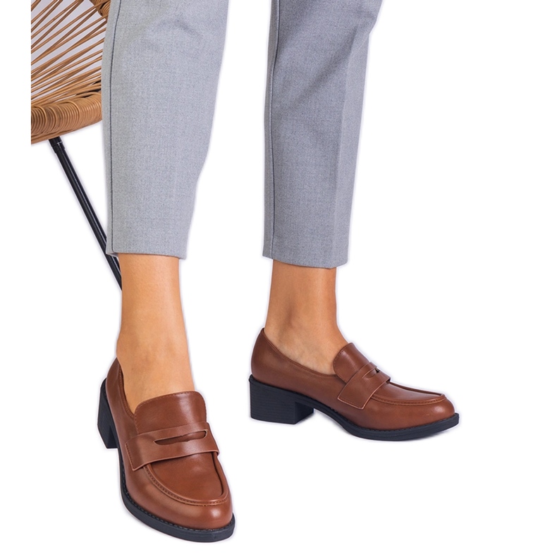 Brown Eco -Lederpumpen auf einem niedrigen Pfosten braun