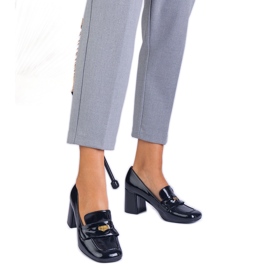 Schwarz lackierte Pumps am Pfosten