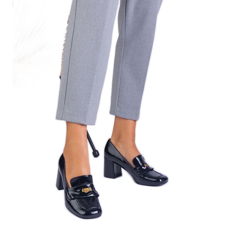 Schwarz lackierte Pumps am Pfosten