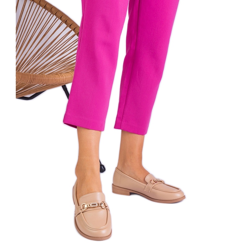 Beige Frauenlaafer mit goldener Dekoration und Zirkonen