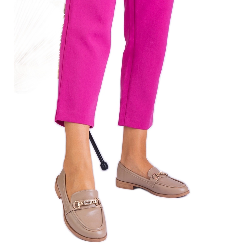 Braune Frauenbrauner mit Dekoration und Zirkonen