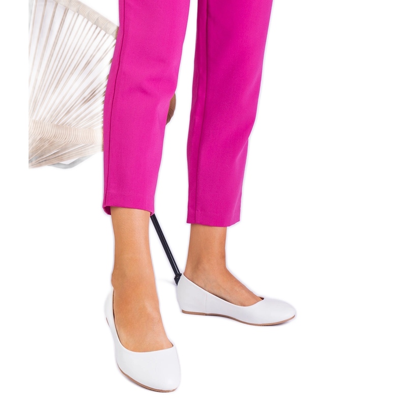 Weiße Ballerinas auf einem versteckten Keil Eco -Leders