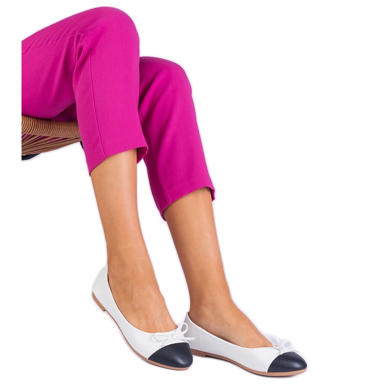 Weiße Ballerinas mit Bug und schwarze Nase