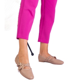 Beige Ballerinas aus Eco -Leder mit Schnallen dekoriert