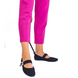 Schwarze Ballerinas mit einer Schnalle mit Kristallen dekoriert