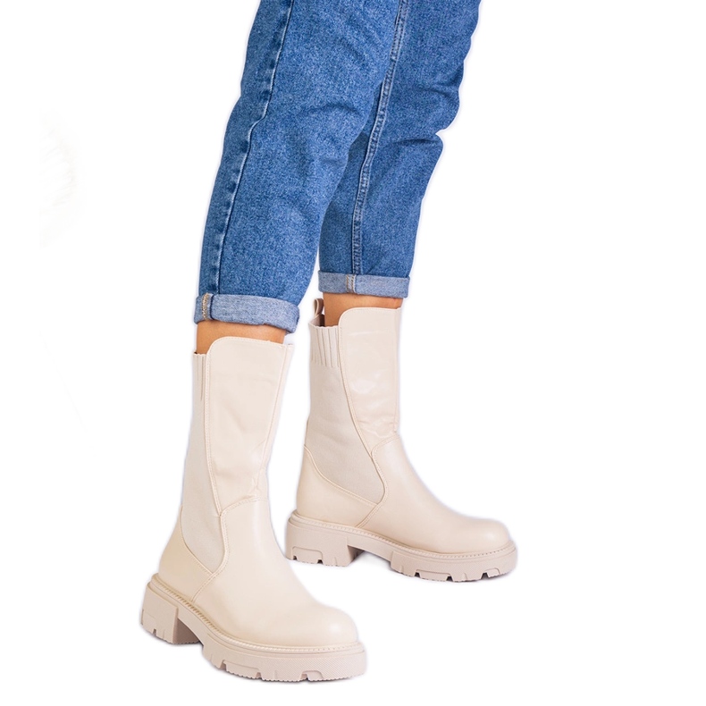 Beige Stiefel mit einem Materialeinsatz