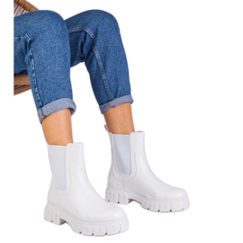 Weiße Knöchelstiefel mit einer flexiblen Insertion