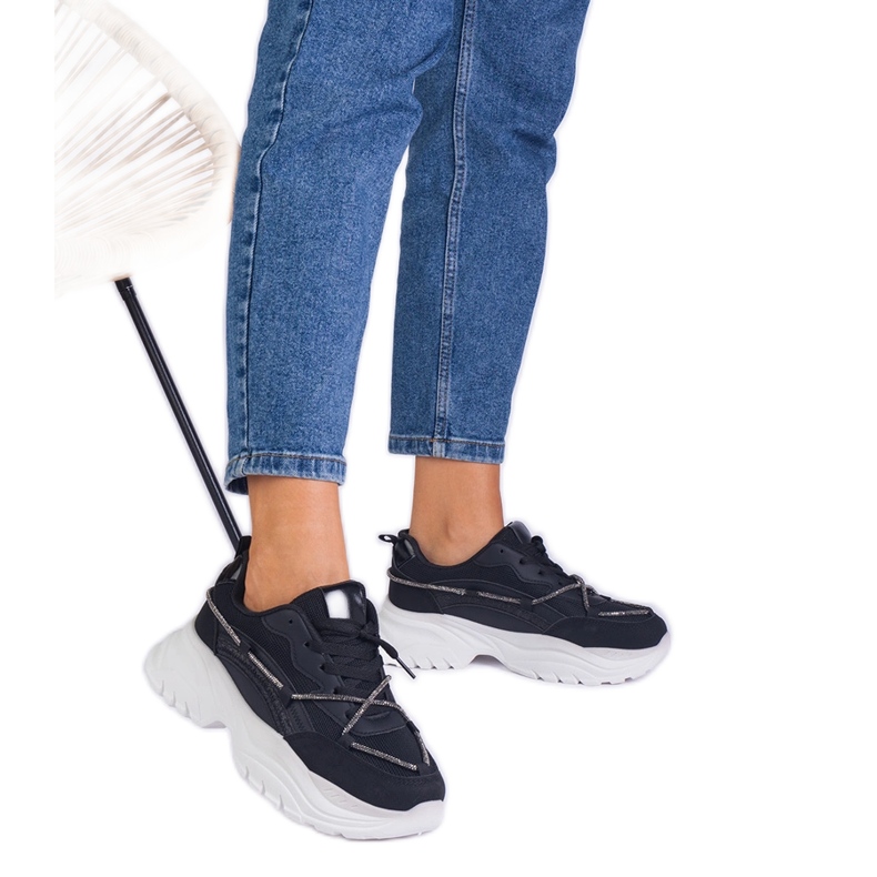 Schwarze Frauen -Turnschuhe mit einer Zirkonschnur dekoriert