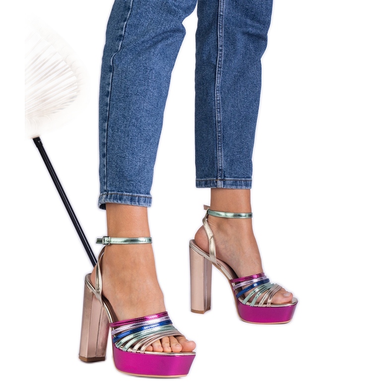 Mehrfarbige massive Sandalen auf dem Pfosten rosa