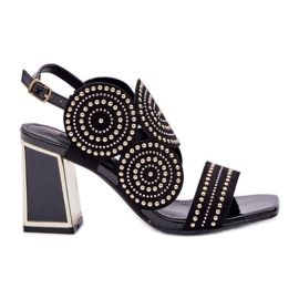 Dekorierte Sandalen auf dem schwarzen Pfosten