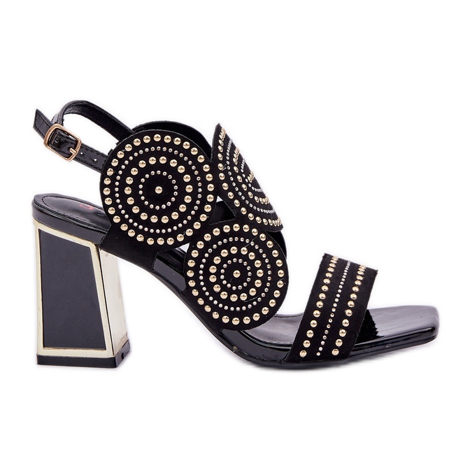 Dekorierte Sandalen auf dem schwarzen Pfosten