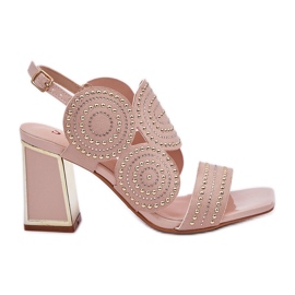 Dekorierte Sandalen auf dem Post Beige