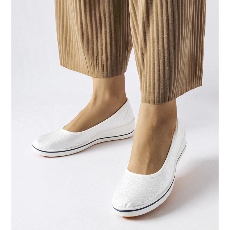 D/GMR Glänzende ecrufarbene Ballerinas mit Morrison-Keilabsatz beige