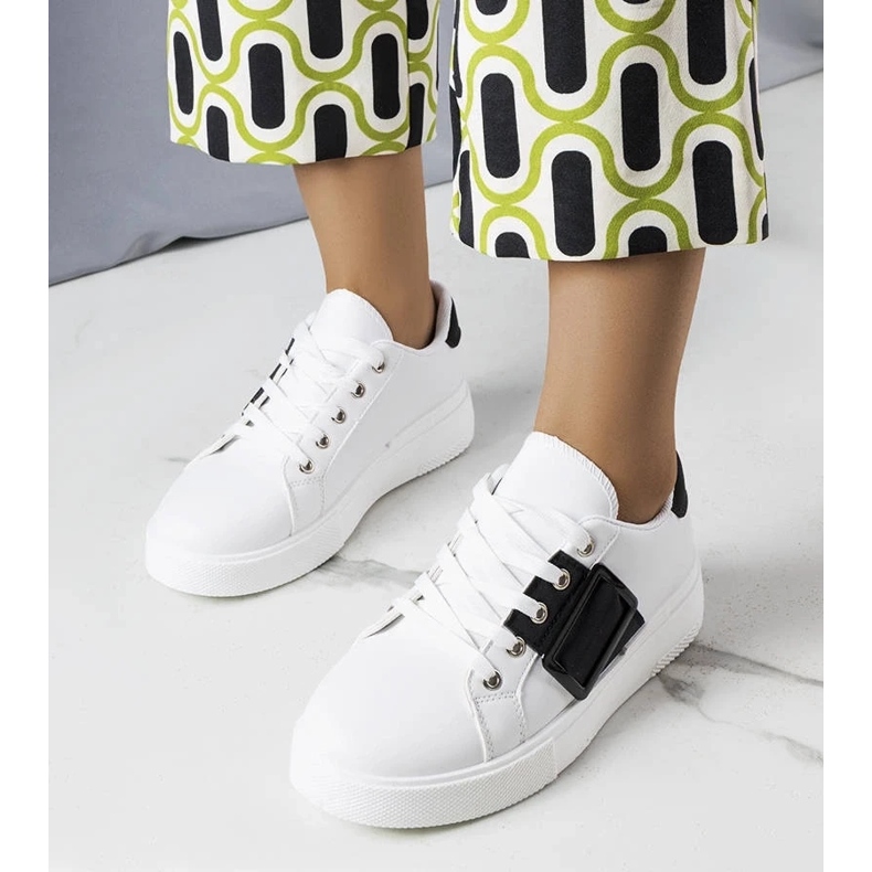 D/GMR Weiße Turnschuhe mit einer schwarzen Erin-Schnalle