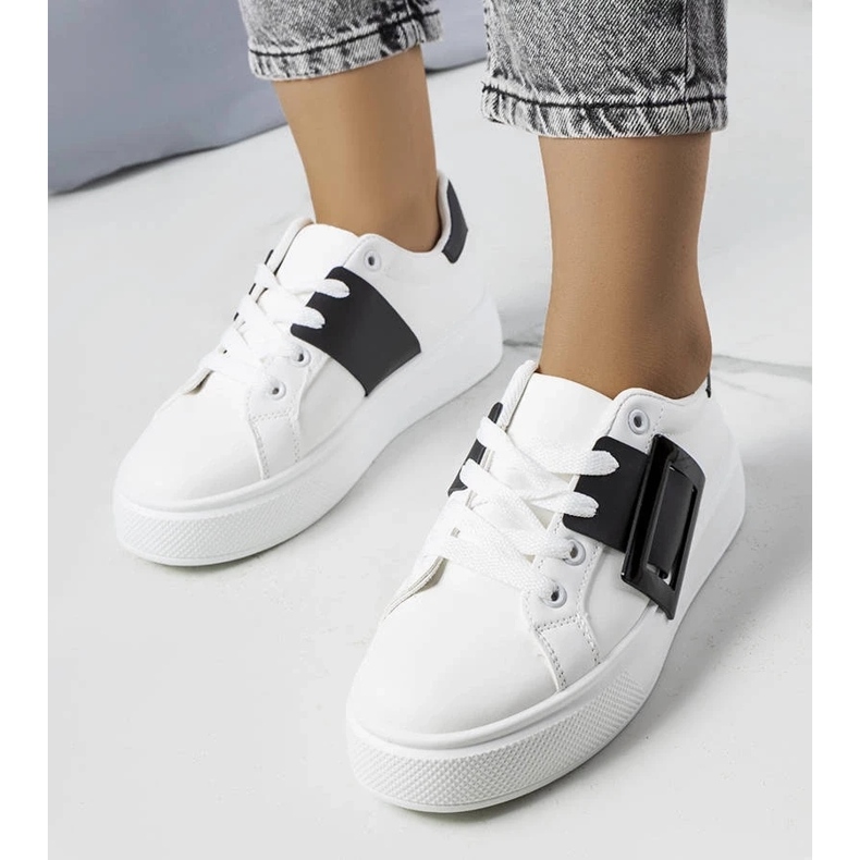 D/GMR Weiße Turnschuhe verziert mit einer schwarzen Toni-Schnalle