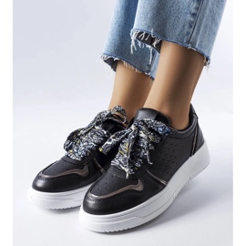 D/GMR Schwarze Turnschuhe mit einem Pryor -Band gebunden