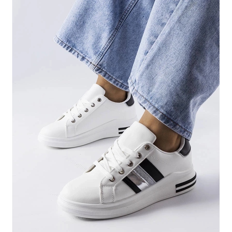 D/GMR Schwarz-weiße Plateau-Sneakers von Sacaton