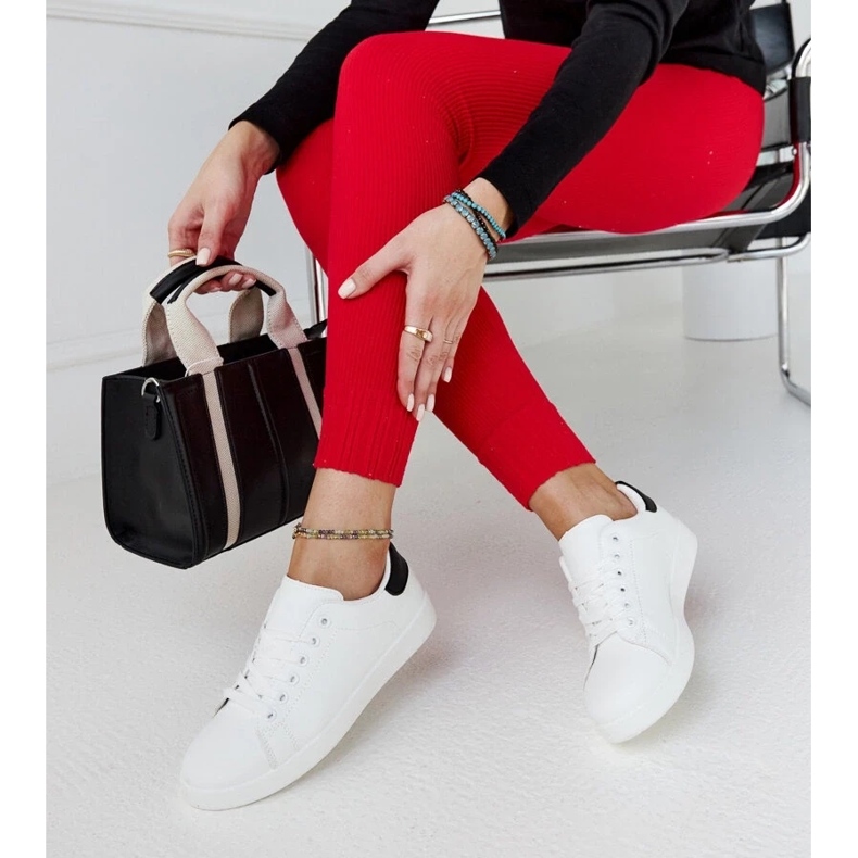 D/GMR Weiße Turnschuhe auf der Birikti -Plattform mit einem schwarzen Element