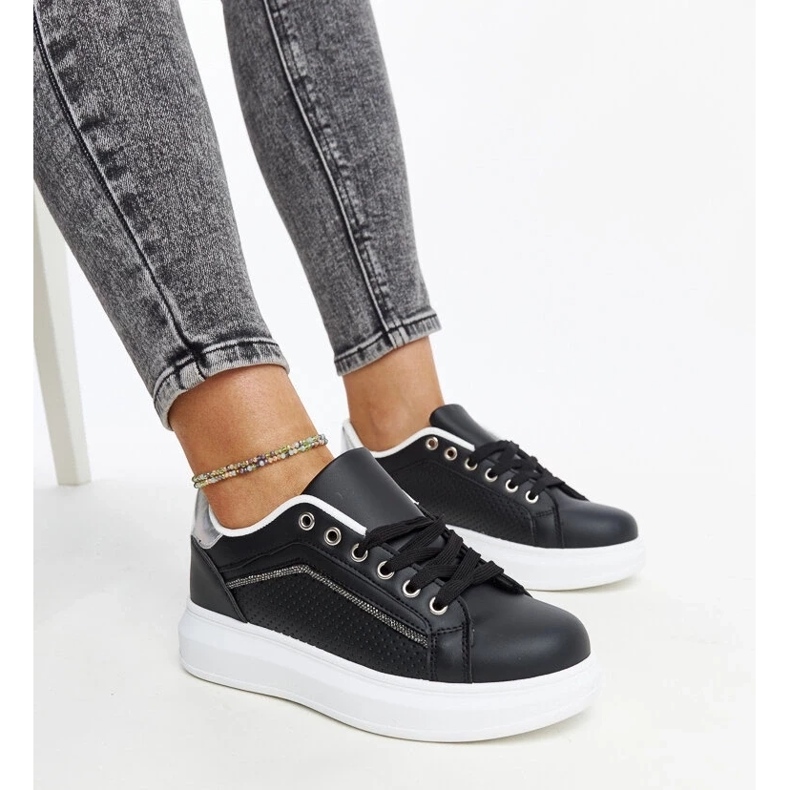 D/GMR Schwarze Sneakers mit dekorativen Perica-Strasssteinen