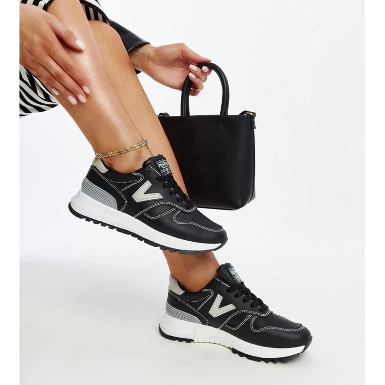 Schwarze Sneaker mit dicker Cettina-Sohle