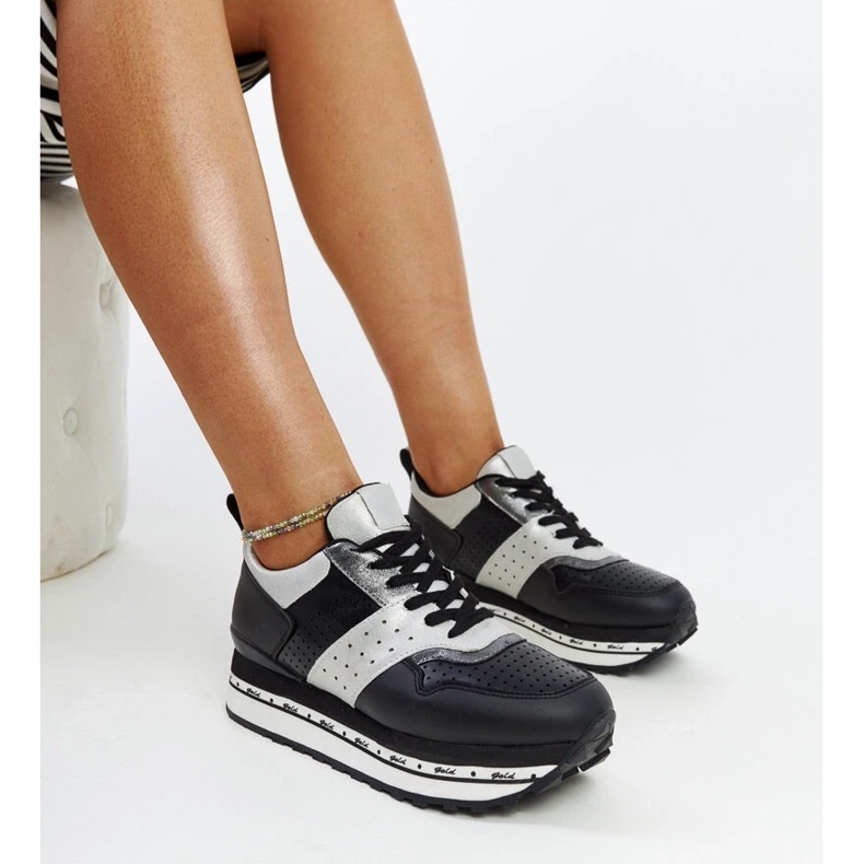 Schwarze Sneaker mit hoher Sohle von Askalua