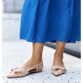 Ballerinas mit spitzer Spitze und Barira-Schleife beige