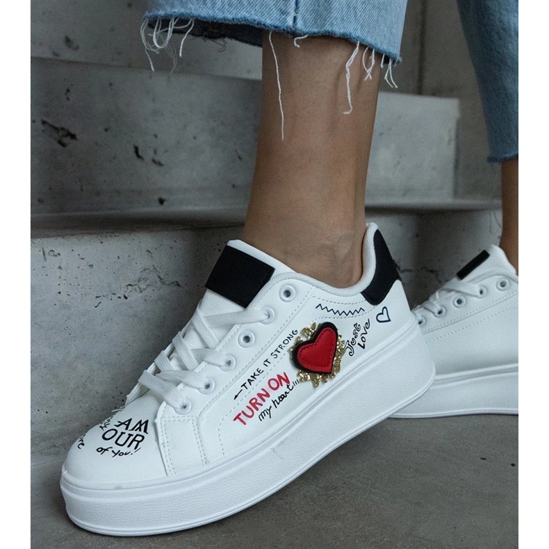 D/CEO Weiße Sneakers, verziert mit einem Aufnäher und Aufschriften auf der Etara-Plattform